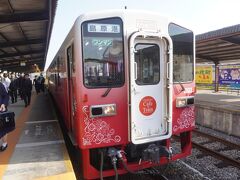 島原鉄道線は、島原の島原港が終点。かつては口之津まで行っていたんですが、廃線廃線で短くなってしまいました。今は島原バスでカバーすることになります。
島原駅に到着。通勤の学生がたくさん利用してますね。