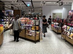 デパ地下をブラブラ。綺麗な売り場。