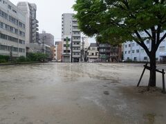 今日は一日中雨の予報。まあ、最後の日くらい雨になってもどうということはないでしょう。
今日のメインは原爆資料館ほか平和公園の辺りなんですが、まずはその前に、眼鏡橋のある中島川周辺から、大工町の方へ出てシーボルト通りからシーボルト記念館まで一気に歩きます。
めがね橋の電停から、さあ出発です。
中央公園は、めがね橋の電停から歩いてすぐの公園。市街の真ん中にあるなんでもない都市公園ですが、ランタンフェスティバルの期間中は主要な会場の一つ。児童公園によくある遊具の設置とかもなくて本当に殺風景。ランタンフェスティバルの期間中の賑やかさを思うとけっこうギャップを感じます。