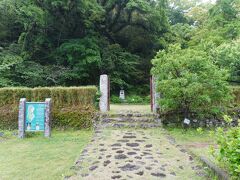 シーボルト記念館の手前にあるシーボルト宅跡。
シーボルトは出島にいて特別に鳴滝塾に通っていただけなのに、宅跡って何？と思ったら、こちらは明治時代になって再び日本にやってきた際に暮らした場所なのだとか。鳴滝塾もここにあったので、ネーミングとしては鳴滝塾跡としてもよかったかもしれませんけどね。