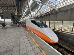 そして、高鉄台中駅に到着。

やっぱり台中で降りる人も多いし、ここからノリ人も多いですな。

さらに、行ったばかりの新幹線、もう数分後に違う新幹線が到着しました。