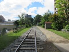 駅へと向かう途中で再び手宮線跡をまたぎます。