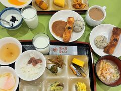 7:40　朝食
娘が撮影、向かい側(上部)が私の盛りつけ。
温泉たまごの黄身が割れてしまい、ツルリンと食べること出来ず:(

朝食後に温泉へ。
サウナから出た時に、誰もいなくなったと思ったが、それもそのはず9時半だもの。
宿泊客の皆さんも、とっくに部屋に戻ってチェックアウトの時間でしょ。

入湯税の話、虻田郡洞爺湖町　洞爺観光ホテルでは300円×3人　900円
札幌市南区　鹿の湯は、150円×3人　450円
今まで150円ってあったかな、地方税なので、各市町村が決めてよいのですね。

