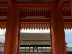 【京都御所・紫宸殿】

建礼門の内側，承明門から望む南庭と紫宸殿。1855(安政2)年に，古式に則（のっと）って再建されました。桧皮葺（ひわだぶき）の錣（しころ）屋根が，光線の加減によって刻々と異なる表情を見せます。

東京奠都（てんと）後も昭和天皇までは，この紫宸殿にて即位の礼が執り行われました。大正天皇と昭和天皇の即位の礼を実施するための閣議が開かれたのが，この旅の最初に訪れた京都府庁旧庁舎です。

京都御所・清所門にて，皇宮警察による手荷物検査が行われます。果たして次のような人々は入場を許可されるのでありましょうか？
　①「天皇制反対！」と書かれたハチマキを巻いてるおっさん
　②性自認は女性だと言い女装している筋骨隆々の男性ボディビルダー
　③微量の植物片を所持しているアメフト部員
　④「不倫は仕方がないのよ！」と言うてる尼さん
　⑤パンツは履いてる「とにかく明るい安村」

失礼しました。来週も京都に参ります。

了