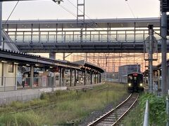 JR鹿児島駅に電車が到着する。