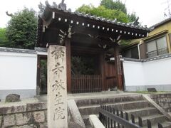 604年に創建した「橋寺(放生院)」で階段を登ると宇治川などを望むことができます。