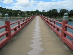 さぁー「朝霧橋」を渡って中州の「宇治公園」へと行きます。