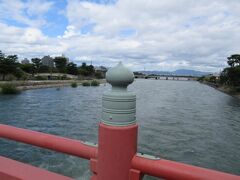 朝霧橋から宇治川の先には宇治橋を見ることができます。