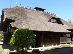 致道博物館内にある「旧渋谷家住宅 」は、1822年に田麦俣集落に建てられた古民家を、1965年にこの地に移築したものです。私たちは鶴岡に来る前に田麦俣集落に立ち寄っていたので、こちらの建物に対してもより理解が深まりました。とにかく迫力ある外観で、特に独特の形状をした屋根が興味深かったです。