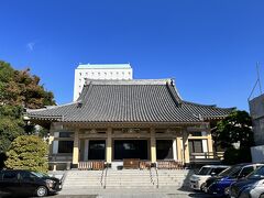道本山 東海院 霊巌寺の本堂。
浄土宗、御本尊は阿弥陀如来です。
現在の本堂は、昭和56年（1981年）に再建されました。