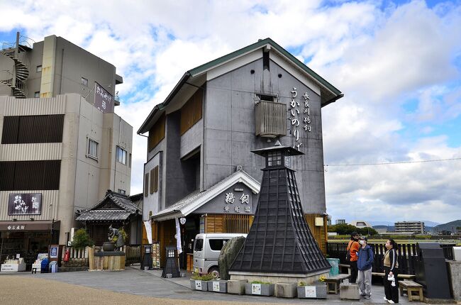 鵜飼乗船場<br />ここが川原町の最北の地になります。<br />ここからスタートして南西方向へ歩を進めます。<br />鵜飼乗船場の手前には常夜燈が建ち、斎藤道三や織田信長時代に繫栄した川湊の雰囲気を湛えています。