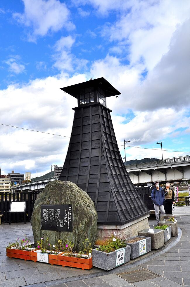 川湊の灯台<br />この灯台は、かつて川を往来する筏や舟の目安となった川灯台を再現したものです。石積みの台座に鎮座する灯台は、薄暮にやわらかなガス灯の明かりを灯します。<br />手前の石碑は「五木ひろし『長良川艶歌』記念碑」です。<br />１９８４年４月に歌手 五木ひろしさんが長良川を舞台に「ご当地ソング」として発表した『長良川艶歌』が、ご当地ソングのシングル曲では最大のヒット曲となりました。五木ひろしさんがＴＢＳ系「ザ・ベストテン」で１２年間ベストテン第１位を獲得したのを記念して歌碑が建立されました。<br />因みに第２６回日本レコード大賞の大賞を『長良川艶歌』で受賞されています。