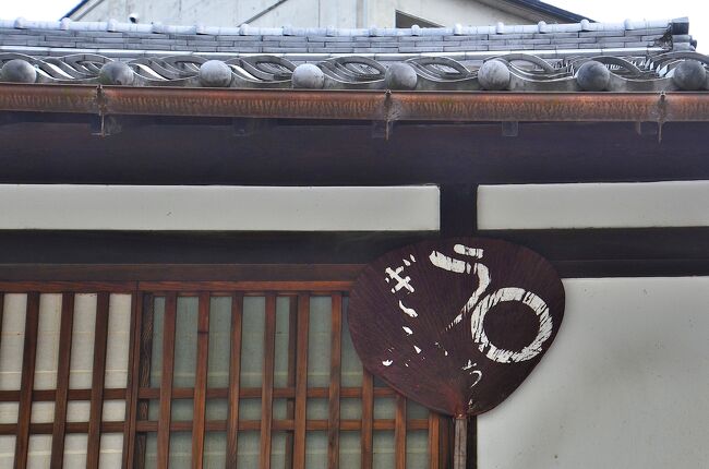 住井冨次郎商店<br />目印は２階の右隅にある「ぎふ うち○＝ぎふ うちわ」の看板です。<br />ここでは美濃和紙と良質の竹を材料に柿渋を塗って仕上げる「岐阜渋うちわ」を専業で作っています。４代目のご主人とお母さんが実際に作業をされているのを見学することができます。岐阜うちわは、長良川の鵜飼見物に来る観光客用の土産品として考案されたもので、水うちわ、渋うちわ、塗りうちわの３種類あり、全て職人による手作りです。<br />水うちわは、雁皮紙（がんぴし）という非常に薄い和紙を貼り、専用のニスを塗って仕上げるのが特徴で、見た目が透けて涼しげなため、水うちわと名前が付いたそうです。