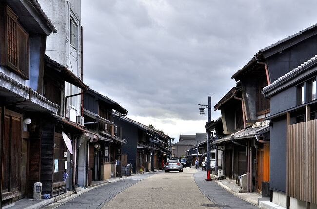 川原町通り<br />普段見慣れた景観と異なるのはレトロな街並みだけではありません、このように遥か遠くまでスッキリと見渡せるのは視界を遮る電柱や電線がないからです。２０００年から電柱や電線の地中化がなされた成果です。願わくは、街灯の支柱をもう少しスリムにしていただきたいものですが…。<br />現在、伝統工芸品「岐阜うちわ」を製造販売する店や、岐阜銘菓「鮎菓子」で知られる和菓子店などがノスタルジックな雰囲気を今に引き継ぎながら営業されています。更には、ここ数年町屋をリノベーションしたモダンなカフェなどがオープンし、新しい魅力がプラスされています。<br />因みに、左側に見える白壁のビルは旧篠田薬局です。