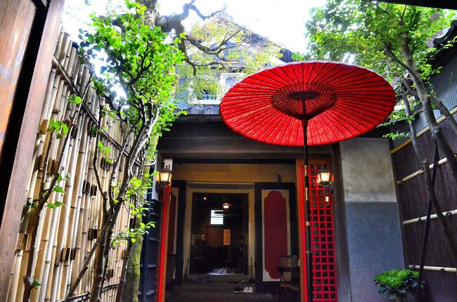 川原町屋（製紙原料商 大野家の旧宅）<br />土間を突き抜けると、燦燦と陽光が降り注ぐ中庭に出ます。そこには赤い大きな和傘が設えてあり、ここまでが町屋領域で、その先が土蔵になります。<br />奥に続く蔵は妻入りの土蔵造です。土蔵をリノベーションしたカフェでは不定期にピアノコンサートなども開催されています。