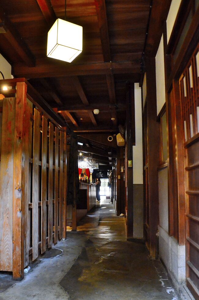 川原町屋（製紙原料商 大野家の旧宅）<br />こうして５０ｍもの奥行きのある長～い土間を改めて見返すと、表の間口の幅に比べて奥行きが深い、いわゆる日本伝統の「うなぎの寝床」とはかくあるものかとの実感が湧いてきます。<br />昔は賦課金（税金）が間口の広さで決まっていたため、税金対策の知恵からこうした細長い町屋が生まれたそうです。また、湊町に住む庶民の多くは商人や職人であり、通りに面した家に住みたいとの希望も多く、できるだけ多くの戸数に配慮すべく、間口の広さを狭く制約して対処したのかもしれません。<br />一方、京都の町屋においては税金説は俗説とされます。それは、京都では１８６４年の蛤御門の変後に発生した元治の大火（どんどん焼け）で３万戸程の建築物が焼け落ち、それ以降に建てられた町屋だからです。