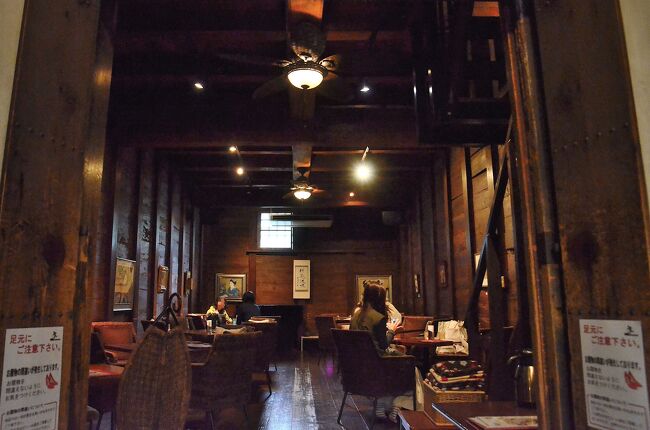 川原町屋（製紙原料商 大野家の旧宅）<br />温もりが溢れる木造りの店内は天井が高く開放感満点です。<br />元々は土蔵のはずですが、粋な調度品が置かれ、左奥にはグランドピアノまであり、異国情緒すら感じられるノスタルジックな空間に仕上がっています。