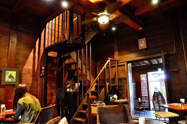 川原町屋（製紙原料商 大野家の旧宅）<br />２階へ上がる階段も勾配が急ですが、味わい深いものがあります。<br />因みに２階は山小屋風のソファー席だそうです。