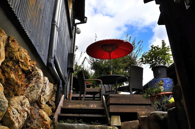 川原町屋（製紙原料商 大野家の旧宅）<br />土蔵の裏手には月見台と呼ばれるテラス席が設けられており、そこから金華山山頂に聳える岐阜城の雄姿が望めます。<br />また、土蔵の黒壁と赤い和傘のコントラストは絶好の被写体になります。<br />因みに夏場の暑い時期はテラス席は閉まっています。その理由は「岐阜の夏は暑い」からだそうです。