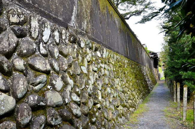蔵のある散策道<br />途中にある玉石垣は苔生しています。<br />川原町広場一帯は、かつては長良川の遊水地であり、木材や鵜飼観覧船なども入り込んでいたそうです。<br />このように商家の裏手には玉石垣の上に黒壁の土蔵が整然と並び、川と共に生きてきた営みを今に伝える場所と言えます。