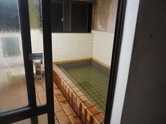 住吉温泉で、昔から「トキの傷湯」といわれ、お湯が良いので入浴だけはお勧めです。