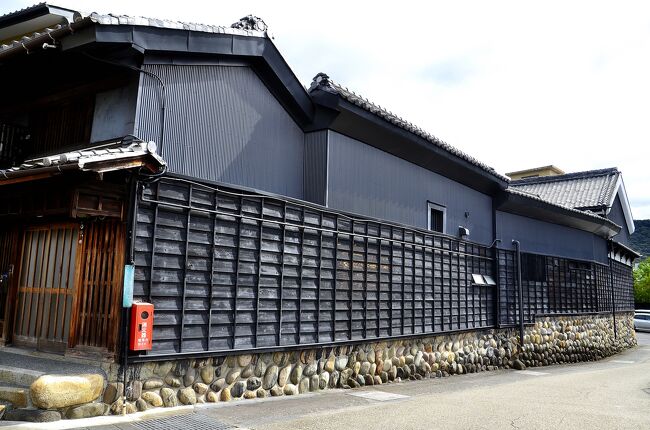 野々垣家住宅主屋<br />左から主屋、離れ、土蔵と連なります。<br />土蔵を含めて町屋の全体像が見通せるのは川原町でもここだけです。