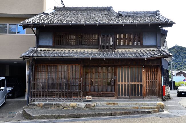 野々垣家住宅主屋<br />かつては松井家の別家の和紙問屋だったそうです。<br />切妻屋根、日本瓦葺、平入り、外壁は真壁、建具は連子格子戸、土台は玉石積み。<br />