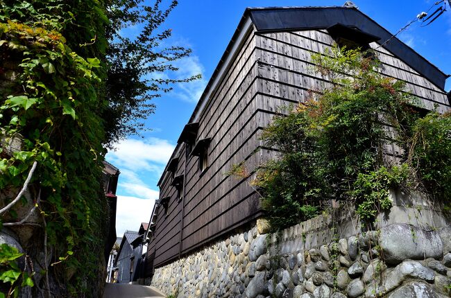 青木家住宅土蔵<br />「うなぎの寝床」とも称される日本伝統の町屋を左右に見ながら奥まで抜けると、土蔵の妻面が見られます。<br />この土蔵の外壁は珍しい茶褐色の杉皮張り仕様となっており、軒を連ねる他の家屋の黒壁とは趣を異にします。