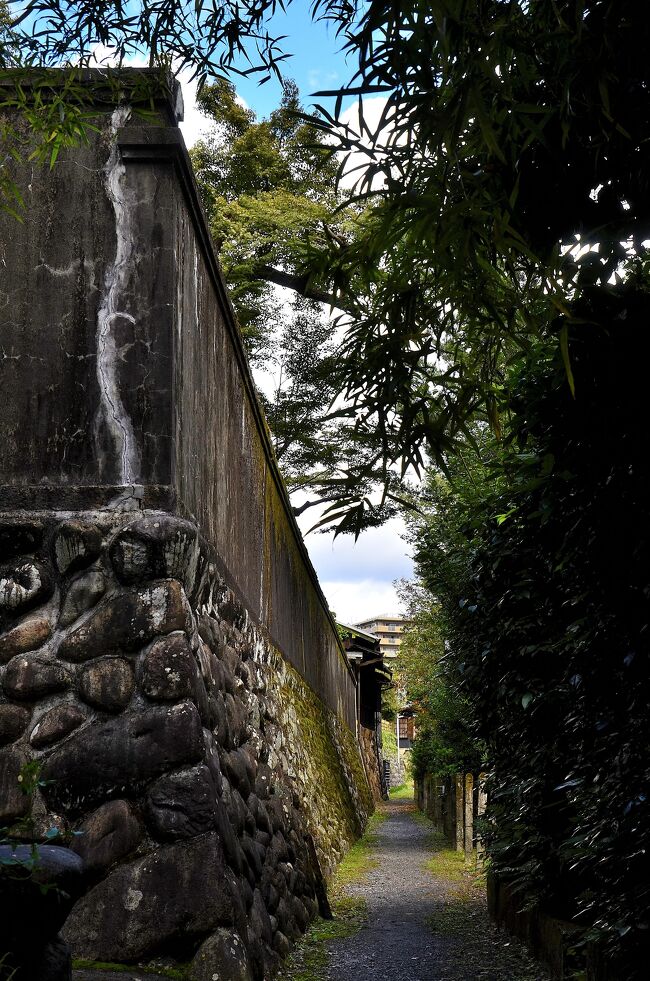 蔵のある散策道<br />情緒をそそる雰囲気を醸します。<br />観光客が往来する表通りの賑やかさとは裏腹に、落ち着いた風情が愉しめる散策路です。