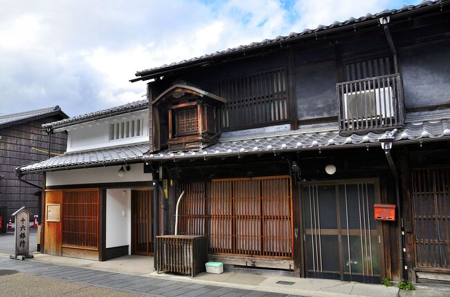 屋根神様<br />古民家の屋根の上に祀られているのは火災や水難から家屋などを守る秋葉神です。<br />