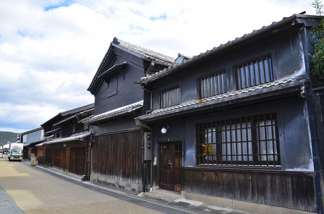 桑原家住宅<br />玉井町はかつての中河原 三ヶ町の中心街であり、その庄屋を務めることが多かった桑原善吉の旧住居です。雛屋だった桑原家は、家伝によると、先祖は江戸時代に京都から移った人形商人だったそうです。江戸時代中期には筏乗り４６人前のうち７人前の株を持ち、その総代だったようです。また江戸時代後期には木材問屋を営んでいました。１０代目 桑原善吉は、十六銀行頭取、岐車商工会議所会頭、貴族院議員を歴任したようです。<br />通りに面しており、手前から事務所、煉瓦蔵、主屋と連なります。<br />事務所は1階が大壁板張り、２階の壁は大壁漆喰塗り、丸格子を付けています。<br />土蔵の１階は下見板張りとし、平入りが多い川原町通りの中で唯一妻面を見せています。<br />煉瓦は日本で最初に輸入されたものと伝えられます。<br />主屋は間口が広く県下有数の豪商の面影を残しています。