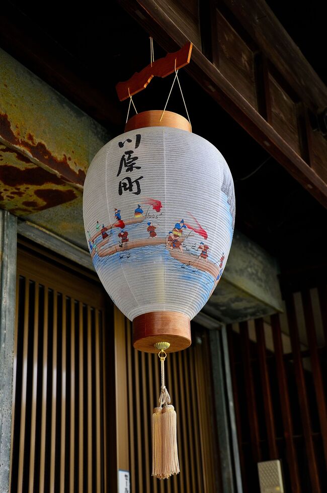 川原町通り<br />川原町界隈ではあちこちの町家の軒先に風情漂う岐阜提灯が吊されています。岐阜提灯の始まりには諸説あり、最古の説では慶長年間（１５９６～１６１１年）創製と伝えます。また１８２４（文政７） 年の 随筆『宮川舎漫筆』（宮川政運著）によると、「最近はやりの盆提灯で薄き紙にて美しき細画を用いたもの」を岐阜提灯と比定しています。<br />明治維新前後には世情の混乱などにより岐阜提灯は衰退したそうですが、１８７８（明治１１） 年の明治天皇の岐阜行幸の際、地元素封家出身の勅使河原直次郎が提灯を献上したのを契機に再び製造が盛んになりました。直次郎は熟練の職人を集め、下絵を一流の絵師に依頼するなど、手工芸美術品としての岐阜提灯の価値を向上させると共に新聞広告の掲載や品評会の開催など宣伝活動にも尽力しました。そのため、次第に岐阜提灯は土産品として国内外で好評を博すようになり、販路を順調に拡大していったそうです。