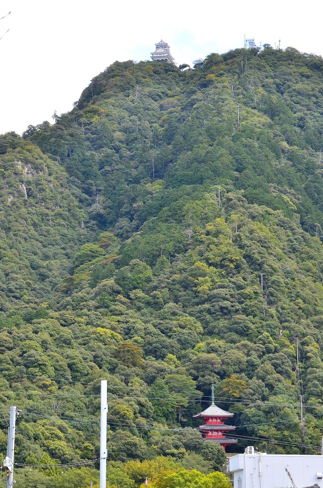 霞橋<br />川原町通りの東にあるこの霞橋は、金華山山頂に岐阜城、その山麓に朱色が映える三重塔がツーショットで収まる絶好の撮影スポットです。<br />