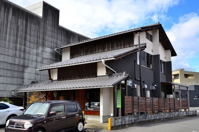 川原町泉屋<br />１階が物販、２階が食事処となっており、鮎料理をメインに提供する料亭です。<br />鮎の塩漬けと米で１年以上発酵させた「熟れ寿し」は室町時代の文献にも記される岐阜の郷土食で、徳川家康にも献上されました。ここでは試行錯誤の末に完成させた「子持ち鮎の熟れ寿し」も食せます。清流長良川で獲れた天然の鮎を多様な調理方法で味わえることから、ミシュランガイド「愛知・岐阜・三重 ２０１９特別版」でミシュランプレートに選ばれています。<br />因みに、天然鮎は育った川で「ハラワタ」の味が違うそうです。スイカや抹茶の香りがしたり、甘味や苦味が強かったりするのは、鮎が食べる苔の違いからだそうです。