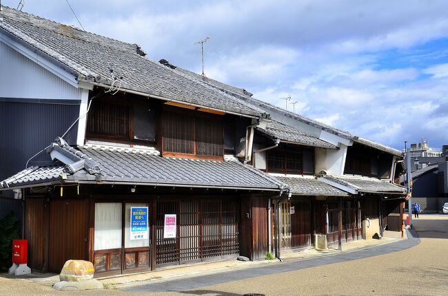 旧櫻井銘木店店舗兼主屋<br />手前から３軒目が旧櫻井銘木店です。右隣は日本料理「かわらまち 花ざくろ」です。<br />主屋は、間口７．９ｍの切妻造、桟瓦葺、木造２階建、その背面には居室や台所などの２階屋土蔵を付設しています。正面は下屋が引違い戸の開口を設け、東寄りを連子格子窓としています。上屋は連子格子窓に黒漆喰壁とし、袖壁うだつを付けた伝統的な町家の表構えです。<br />因みに手前の家屋の角に置かれた石は、京都で言う「いけず石」のようなものかもしれません。京言葉「いけず」は「意地悪」という意味です。こう呼ばれ始めたキッカケには諸説ありますが、大八車や自動車が角を曲がる際に家屋との接触を防ぐため、「気を付けて通っておくれやす」という意味で置かれたものとされます。<br />正直な所、ドライバーにとっては邪魔物でしかないと思われますが、こうしたもののお陰で現在の景観が保たれているのかもしれません。
