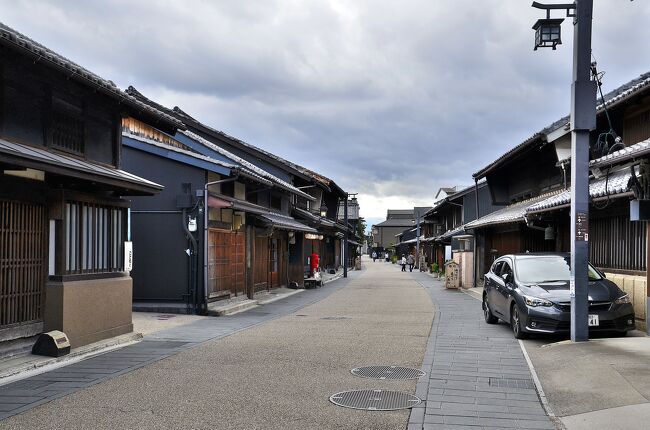 川原町通り<br />１６世紀中頃の斉藤道三・織田信長の時代には、この道筋は中川原と呼ばれ、市場が開かれるなど商業の拠点として繁栄していました。道三が城下町を築くに当たり川湊を設けたのは、長良川の上流域で産する和紙の原料である楮（こうぞ）や木材、茶などを、ここを中継地にして全国各地に販売するためでした。