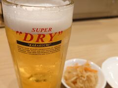 夕飯を食べに川端橋商店街の居酒屋へ。
まずはビール。