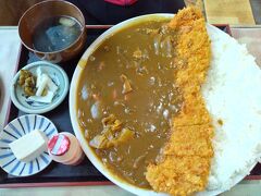 夫は、しをみ食堂の名物「カツカレー」を注文。お店の方が、通常のカツ2枚と、カツ1枚・鶏唐揚げ1枚の裏メニューと、どっちがいい？と。
いやいや、どっちにしてもすごい、驚きの選択肢。メガ盛り過ぎるでしょ☆