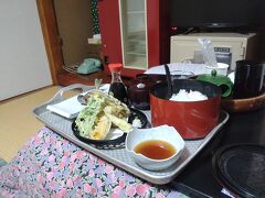 部屋に戻るとすぐに夕食が持ってこられました。