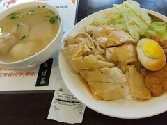 地下鉄で台北駅に戻って来てご飯。
&#37995;耀&#37995;小吃部で鶏肉飯弁当を。
好みではなかったなー
