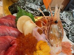 ススキノのホテルから歩いて二条市場へやって来ました。
大磯さんの海鮮丼、メガ大磯とサッポロクラシック。
我ながら朝からどうかしてると思う量の食事。
美味しいのでぺろっといっちゃいました。