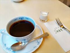 続いて六花亭本店へ。まずはコーヒーを。大変美味しかったのでコーヒー粉買いました。