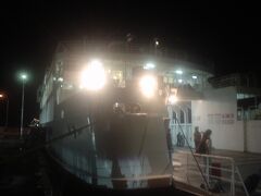 1時間10分の航海で、小豆島・土庄港に到着。すでに真っ暗になっていました。
小豆島では30分の待ち合わせで高松行きに乗り継ぎます。

高松行きの船は、、、

