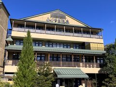 さて、園内のフードは混んでいるので、温泉でまったりランチにしましよう。
入館料1600円→当日入園券提示で1500円。まあまあお値段もするので事前の読み通り空いていました。