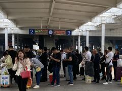 今回も最初に行き方をまとめておきます。

・宜昌東駅の横にある宜昌汽車客運中心站から、秭帰809便というバスで、三峡ダムのすぐ近くのバス停まで行ける。１時間程度、料金17元。
・三峡ダム観光は、観光客乗り換えセンター(遊客換乗中心)から、シャトルバスで巡る。35元。現金ＯＫ、パスポート必要。
・秭帰809便のバス停は、観光客乗り換えセンターから長江の方へ500ｍくらい歩いた長江沿いの道にある。
・乗り換えセンターの裏側の道路にも、216便(216路)というバスのバス停があって、これは宜昌市街北部の夜明珠公路客運站というバスターミナルと秭帰を行き来している。このバスでも三峡ダムにアプローチできる。
・半日あれば、歩きで見られる場所は全部回れる。

です。



重慶を離れ、次は三峡ダムを見に行きます。僕はダム萌えな人間なので、ずっと以前からいつか行きたいと思っていました。でも、ここもネット上に観光情報が少なくて、どの様に行けばいいのか良く分かりません。とにかく現地ヘ行けばどうにかなるだろうと、ダムの近くに宿をとって、列車の予約を入れました。僕は鉄分が少し多めなので、いろんな列車に乗りたくて、今回の一連の旅では、一等寝台(軟臥)、二等寝台(硬臥)、二等座席(硬座)、高鉄一等座席、高鉄二等座席と、いろいろ予約を入れています。

今回の行程は、お昼頃に重慶から高鉄に乗って、夕方に三峡ダムの最寄り駅である湖北省の宜昌東駅に到着。そこからバスに三峡ダム周辺に行って、宿屋で一泊。朝から三峡ダムを見学して、夕方に宜昌東駅へ戻り、そこからまた高鉄で武漢に行って、武漢で寝台列車に乗り換えて翌朝上海へ、というスケジュールを考えていました。

まず重慶から宜昌までは高鉄の一等座席です。成都から武漢に行く高速鉄道で、重慶北駅12:26発、宜昌東駅16:48着の4時間半の行程。列車出発の1時前に重慶北駅に到着。チケットとパスポートを見せて入場します。今はふつうネット予約で、eチケットなので、本来は紙のチケットはないはずです。僕は中国に到着した直後に上海南駅の窓口で実名認証をしてもらおうと思って(これが実は不必要で、しかも不可能な手続きでした)失敗し、eチケット情報が全て表示されなくなったので、かわりに紙のチケットを出してもらったという一悶着があったので、紙のチケットを使っているのです。

入場直後に保安検査です。荷物をX線透視機に寝かせて置いて、ペットボトルを手に持って金属探知を受けます。ペットボトルの検査は場所ごとにいろいろですね。ペットボトル用の機械に置いて調べる方法、蓋を開けて係員さんが臭いを嗅ぐ方法、実際に自分で少し飲む方法、あるいはまったく調べず素通り。重慶北駅は、臭いを嗅いでいました。重慶では長距離列車でも地下鉄でも、ペットボトルの扱いが面倒なので、持ち込むペットボトルは必ず1本だけにして、保安検査後に買い増すようにしていました。上海は素通りでしたね。

改札が始まる直前は、ずらっと人が並びますが、これは身分証を持ってる中国の人用の自動改札。係員がチェックする「人工通道」は一人も並んでません。なので外国人は改札が始まるとすぐに通過できます。ホームに出ると、大勢ずらっと人が並びました。