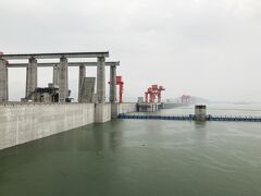 堤体のダム湖側です。手前に見える構造物は、小型船舶の昇降機（昇船機）です。船舶昇降機としては、高低差世界一だそうです。

船に乗って船舶昇降機を体験するツアーも組まれていて、宜昌市街や、ダムのすぐ上流から船が出ているようです。