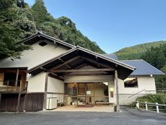 グループのホテルがいくつかあり、バスで無料送迎してくれます。せっかくなので、山の方にある「椎葉山荘　しいばの湯」に連れて行ってもらいました。