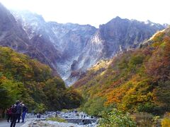 ついに見えてきた、谷川岳の東麓の一ノ倉沢の大岩壁（標高870m）
こうやってみると、ちょうど標高800～1000mあたりの紅葉がきれい