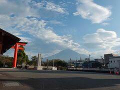 歩いて富士山本宮浅間大社に来ました。
静岡県富士山世界センターから、約250m・4分くらいです。