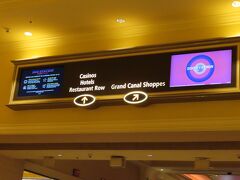 いったん整理番号を撮ってからコンサート期間中に行っているイベント会場へ向かいます。
帰りはコンベンションセンターを抜けて行きます。でもまた、コンサート開始時に同じ道を辿ろうとして迷いました…。
案内板はデジタルサイネージなので常にこの表示ではありません。